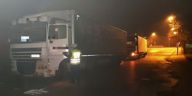 Inspektor przy kabinie ciężarówki