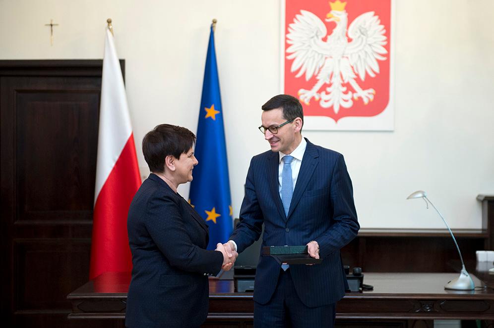 Premier Mateusz Morawiecki ściska dłoń wicepremier Beaty Szydło.