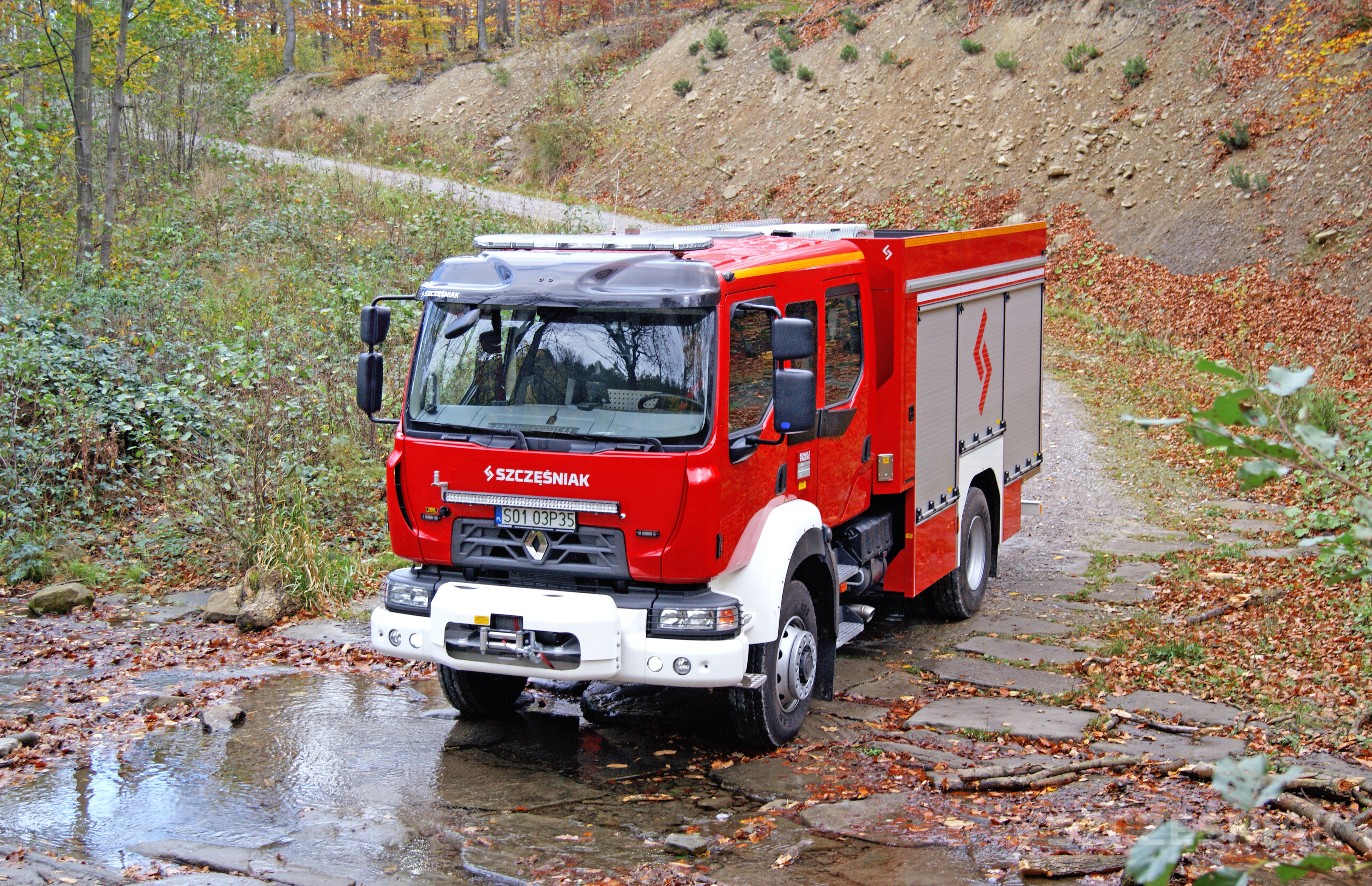Prototyp średniego samochodu ratowniczo-gaśniczego na podwoziu Renault D16 4x4