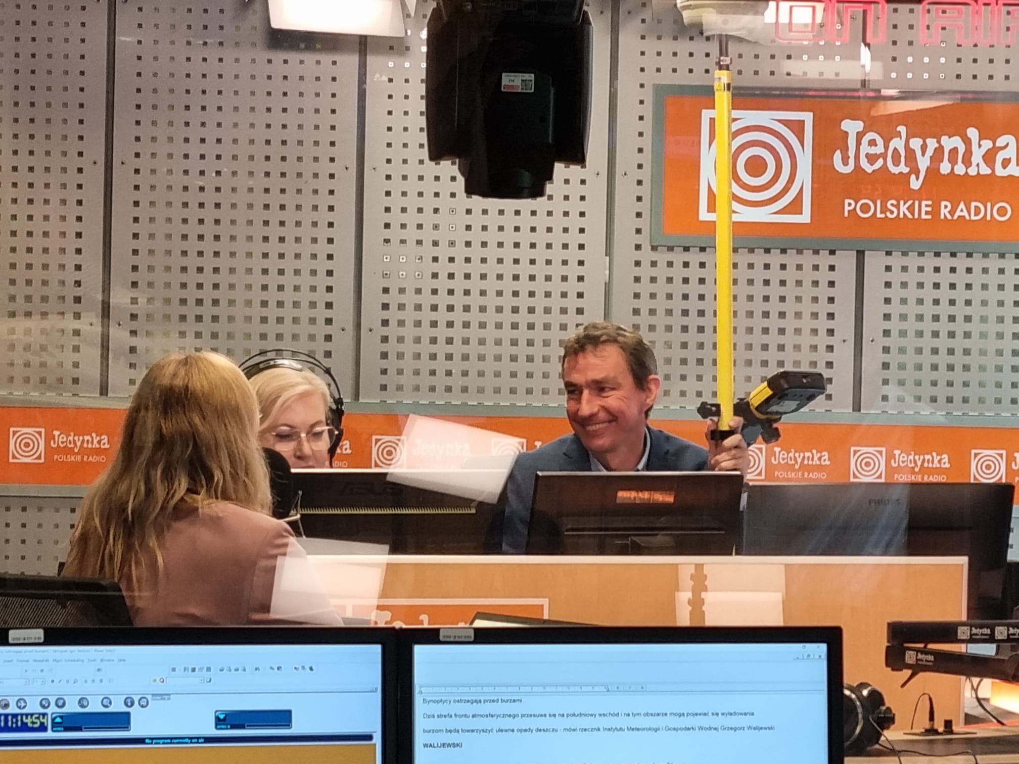 Anna Bober i Krzysztof Dworakowski z redaktor Sławą Bieńczycką podczas audycji w studiu Czterech pór roku Programu 1 Polskiego Radia