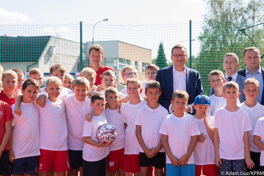 Wspólne zdjęcie chłopców z premierem Mateuszem Morawieckim.