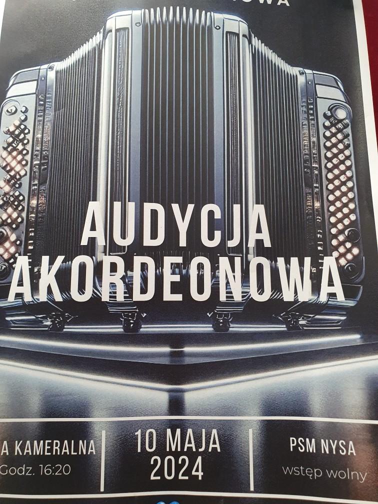 Plakat czarne tło na pierwszym planie hybryda akordeonu guzikowego wygląd monumentalny refleksy świetlne biały napis od góry audycja akordeonowa sala kameralna godzina 16:20 10 maja 2024 PSM Nysa wstęp wolny
