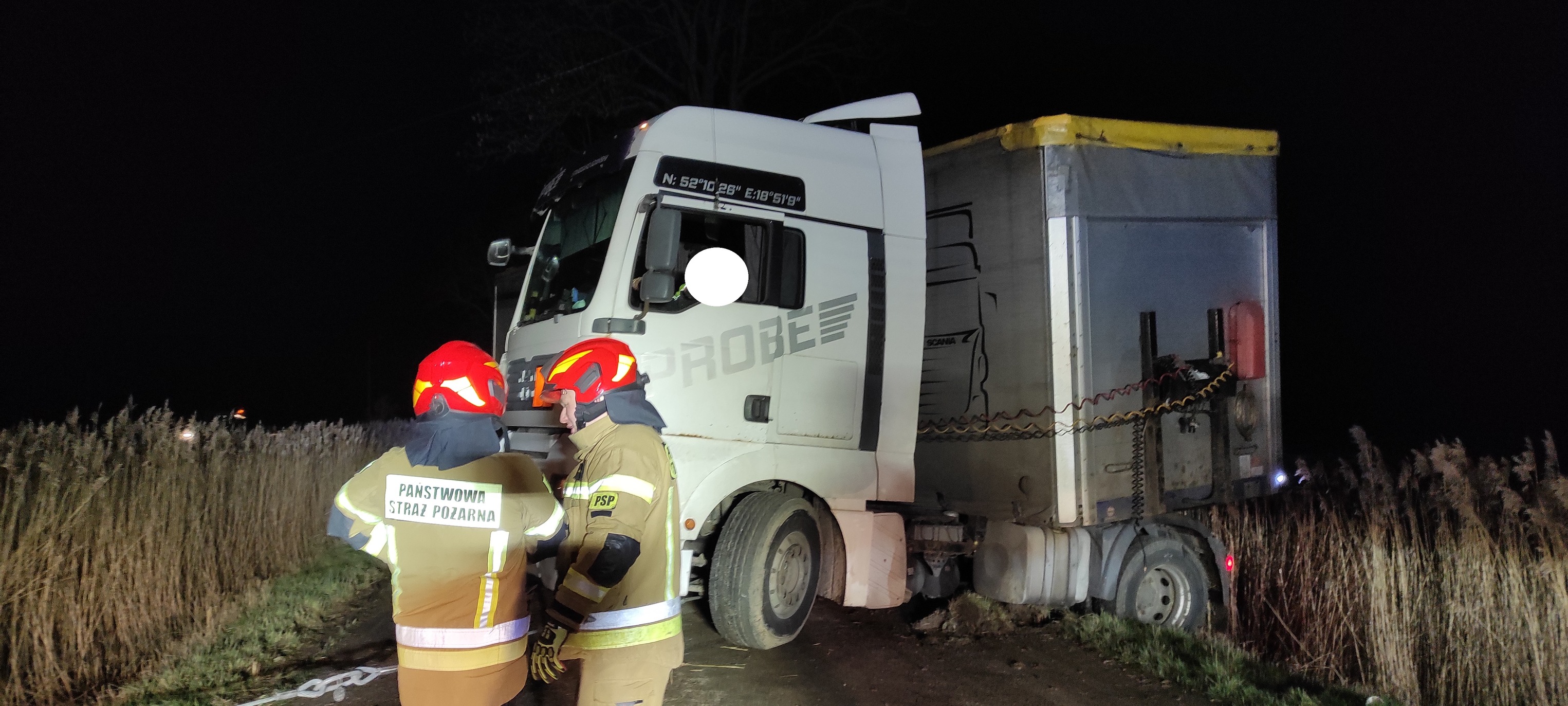 Ciężarówka ugrzęzła na poboczu 