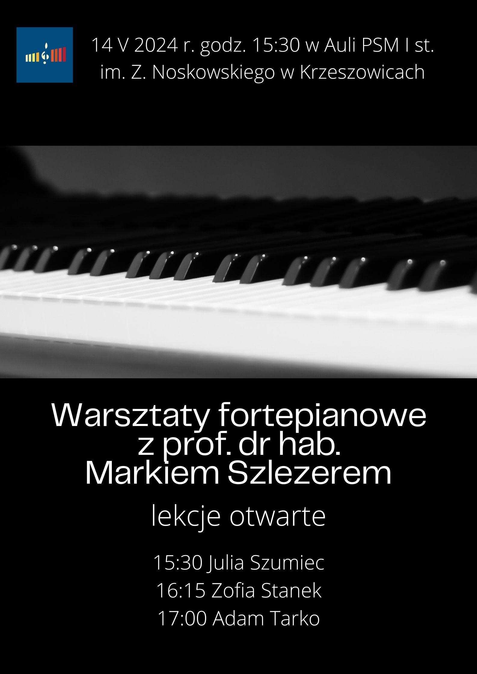 Plakat czarno-biały ze zdjęciem klawiatury fortepianu. Od góry po lewej: logo szkoły i napis: 14 maja 2024 r. godz. 15:30 w auli PSM I st. im. Z. Noskowskiego w Krzeszowicach. Niżej: Warsztaty fortepianowe z prof. dr hab. Markiem Szlezerem. lekcje otwarte 15:30 Julia Szumiec, 16:15 Zofia Stanek, 17:00 Adam Tarko