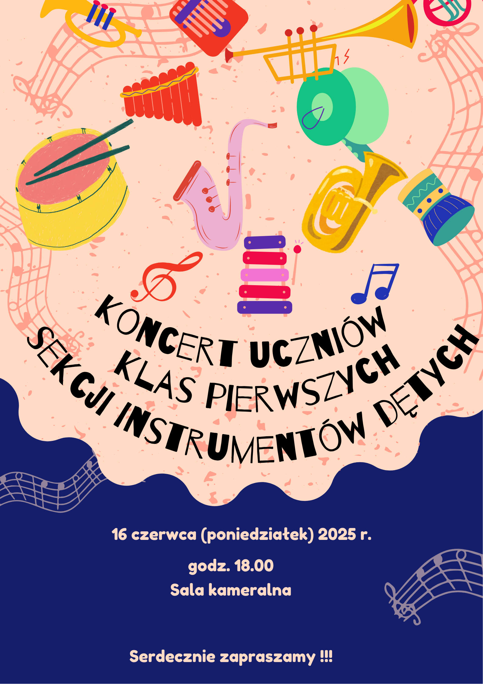 Plakat jest bardzo kolorowy i radosny, utrzymany w dziecięcej stylistyce. Tło jest beżowo-różowe z granatowym dołem. Na plakacie rozrzucone są ilustracje instrumentów dętych i perkusyjnych, takich jak: saksofon, trąbka, tuba, dzwonki, bębenek, talerze, fletnia pana i ksylofon. Towarzyszą im nuty oraz pięciolinie, co tworzy wesoły, muzyczny nastrój. W centralnej części, dużymi, zakrzywionymi literami znajduje się tekst: KONCERT UCZNIÓW KLAS PIERWSZYCH SEKCJI INSTRUMENTÓW DĘTYCH Pod spodem, na granatowym tle, umieszczono informacje o wydarzeniu: 16 czerwca (poniedziałek) 2025 r. godz. 18:00 Sala kameralna Na końcu: Serdecznie zapraszamy!!!