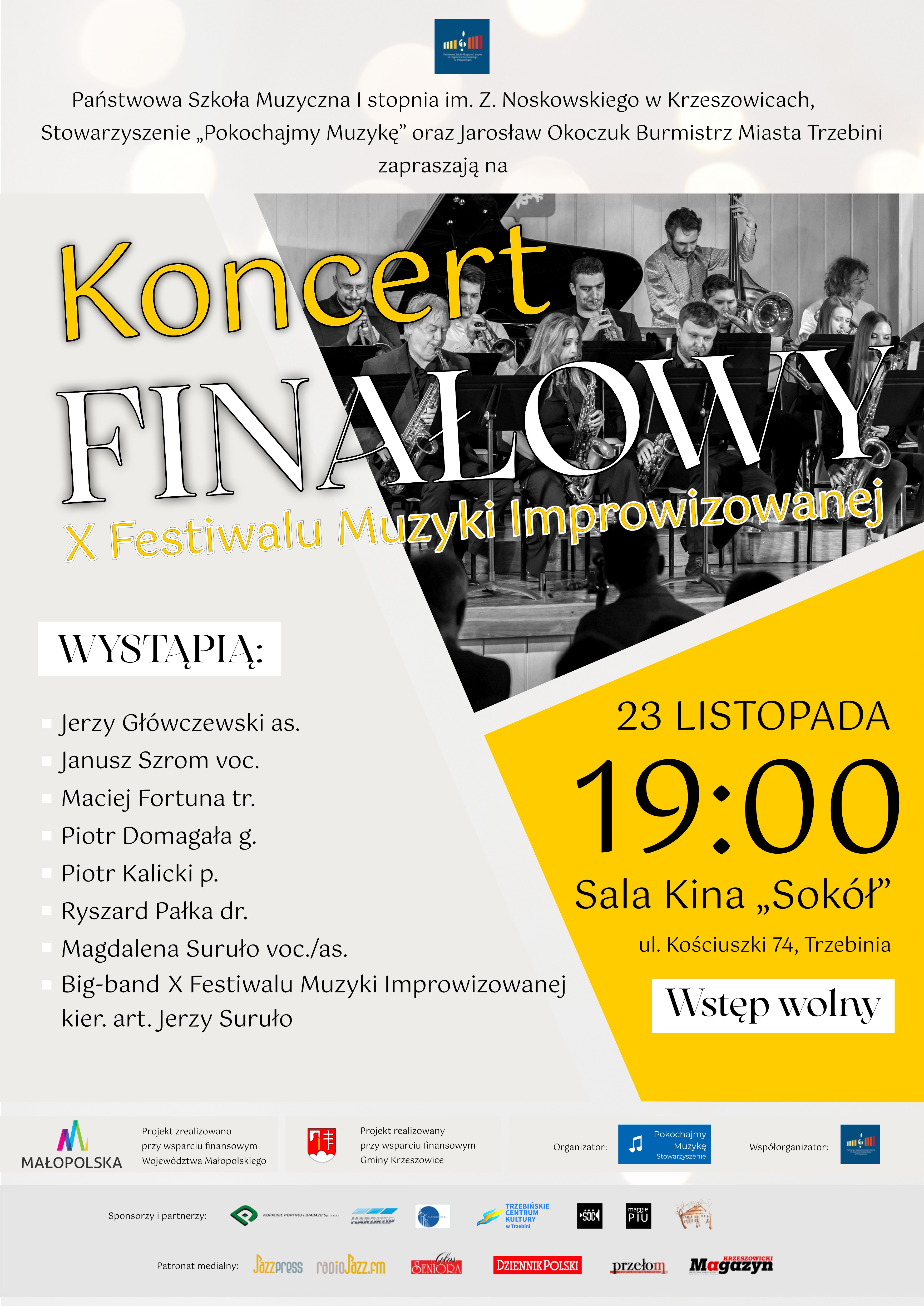 Plakat X Festiwal Muzyki Improwizowanej 2022 na górze logo szkoły w kolorze niebieskim i napis Państwowa Szkoła Muzyczna I stopnia im. Zygmunta Noskowskiego w Krzeszowicach Stowarzyszenie Pokochajmy Muzykę, niżej duży napis Koncert Galowy X Festiwalu Muzyki Improwizowanej, na tle zdjęcia orkiestry uczniów i nauczycieli z instrumentami dętymi, niżej występujący: Maciej Fortuna, Piotr Domagała, Ryszard Pałka, Mateusz Pałka, Magdalena Suruło, Orkiestra rozrywkowa i Chór PSM, po prawej na szarym tle napis 16 listopada 18:30 Aula PSM wstęp wolny, a na dole logotypy patronatów i sponsorów