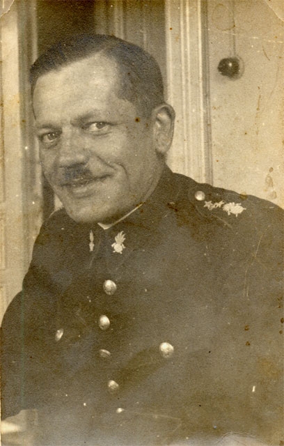 kpt. Piotr Ciesielczyk – Komendant Miejskiej Zawodowej Straży Pożarnej w Nowym Sączu w latach 1926-1946 w mundurze bez czapki widoczny do pasa.