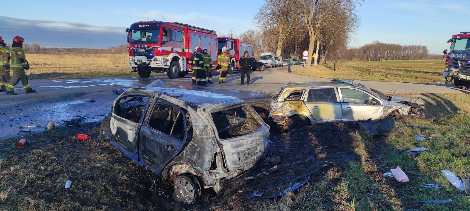 Zderzenie na skrzyżowaniu. Samochód stanął w płomieniach