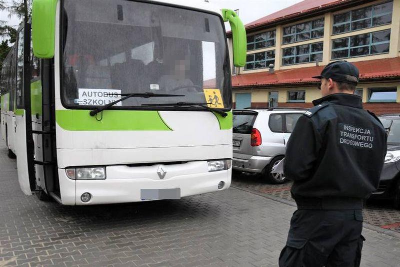 Inspektor kontroluje działanie świateł zewnętrznych