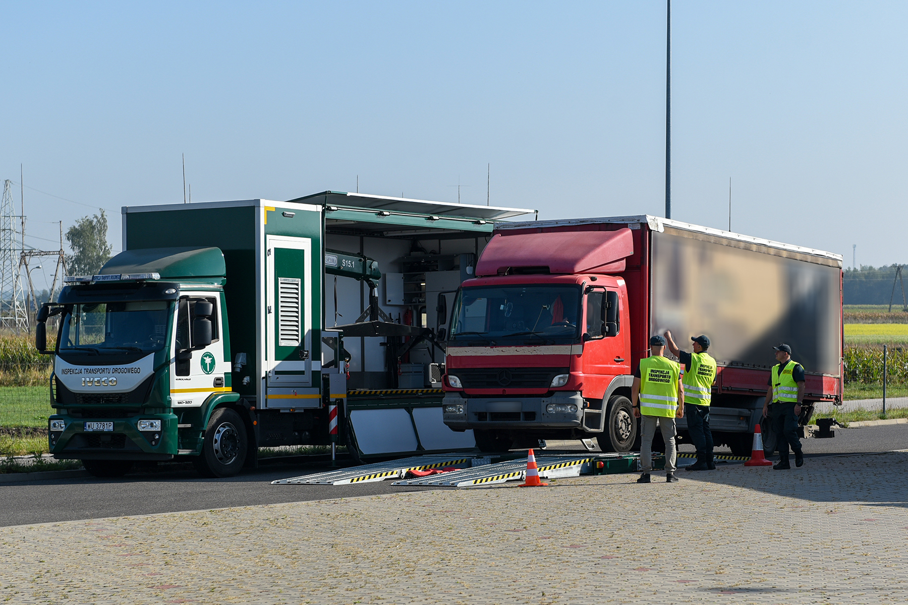 74 furgony, 16 Mobilnych Jednostek Diagnostycznych i 64 specjalistyczne zestawy do kontroli pojazdów i tachografów trafiły już do wszystkich Wojewódzkich Inspektoratów Transportu Drogowego
