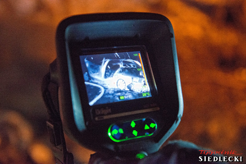 Pożar samochodu osobowego. Na zdjęciu kamera termowizyjna skierowana na wrak pojazdu.