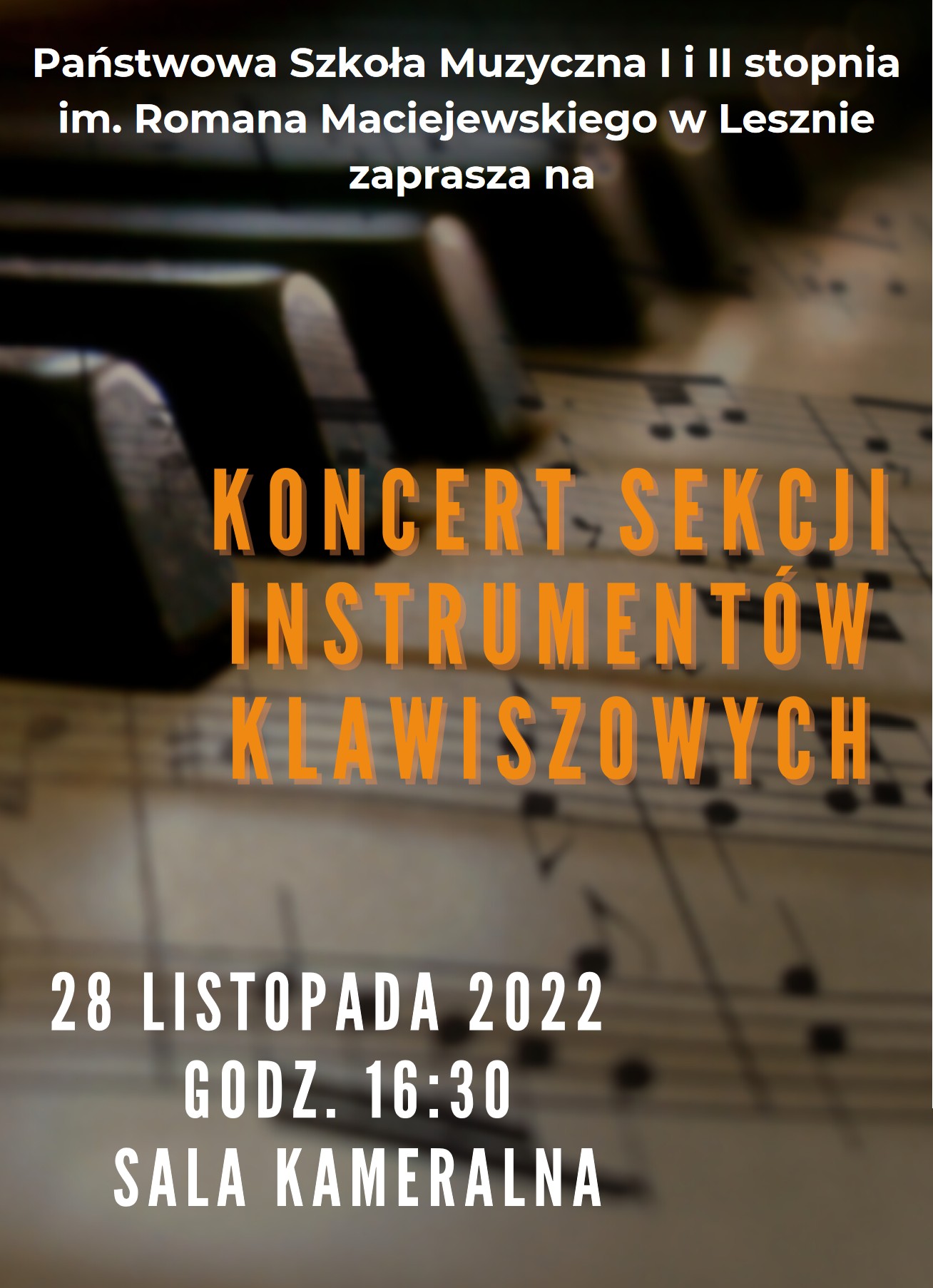 Plakat z pomarańczowym napisem Koncert sekcji instrumentów klawiszowych na tle fragmentu klawiatury oraz nut