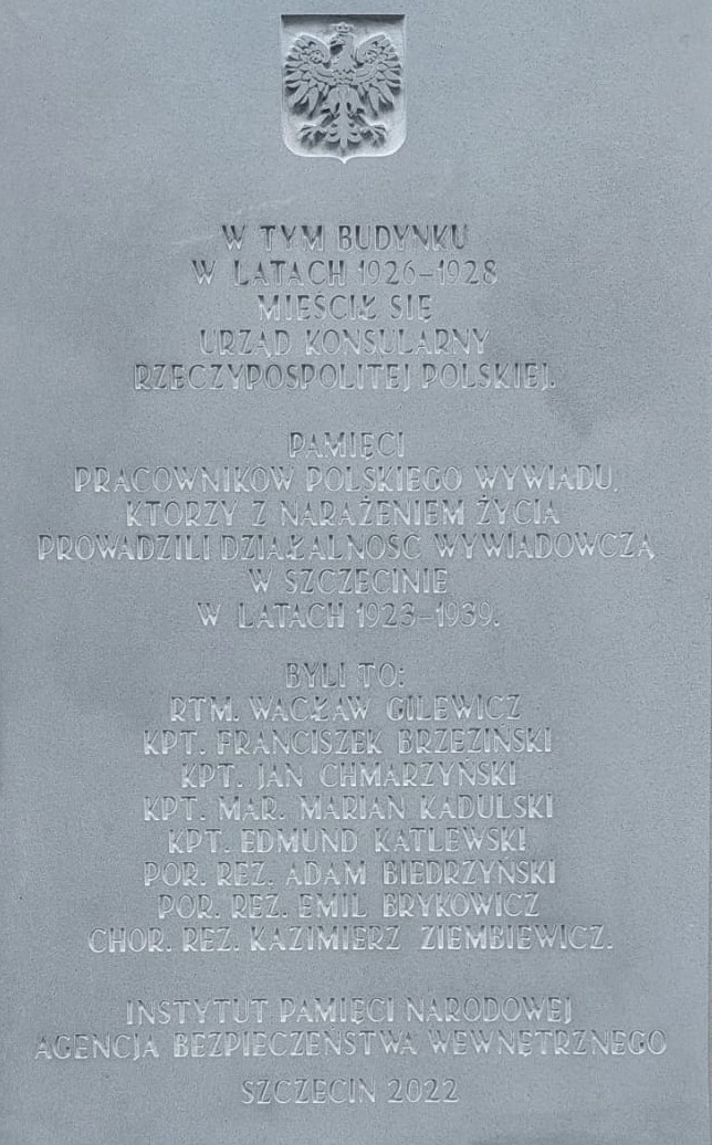 Odsłonięcie tablicy na budynku ABW