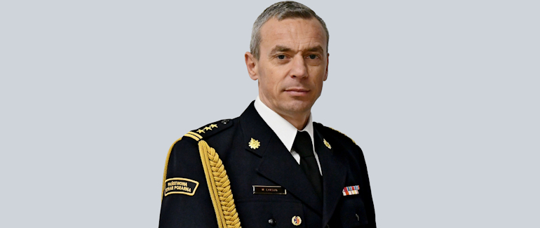 Zdjęcie przedstawia funkcionariusza Państwowej Straży Pożarnej