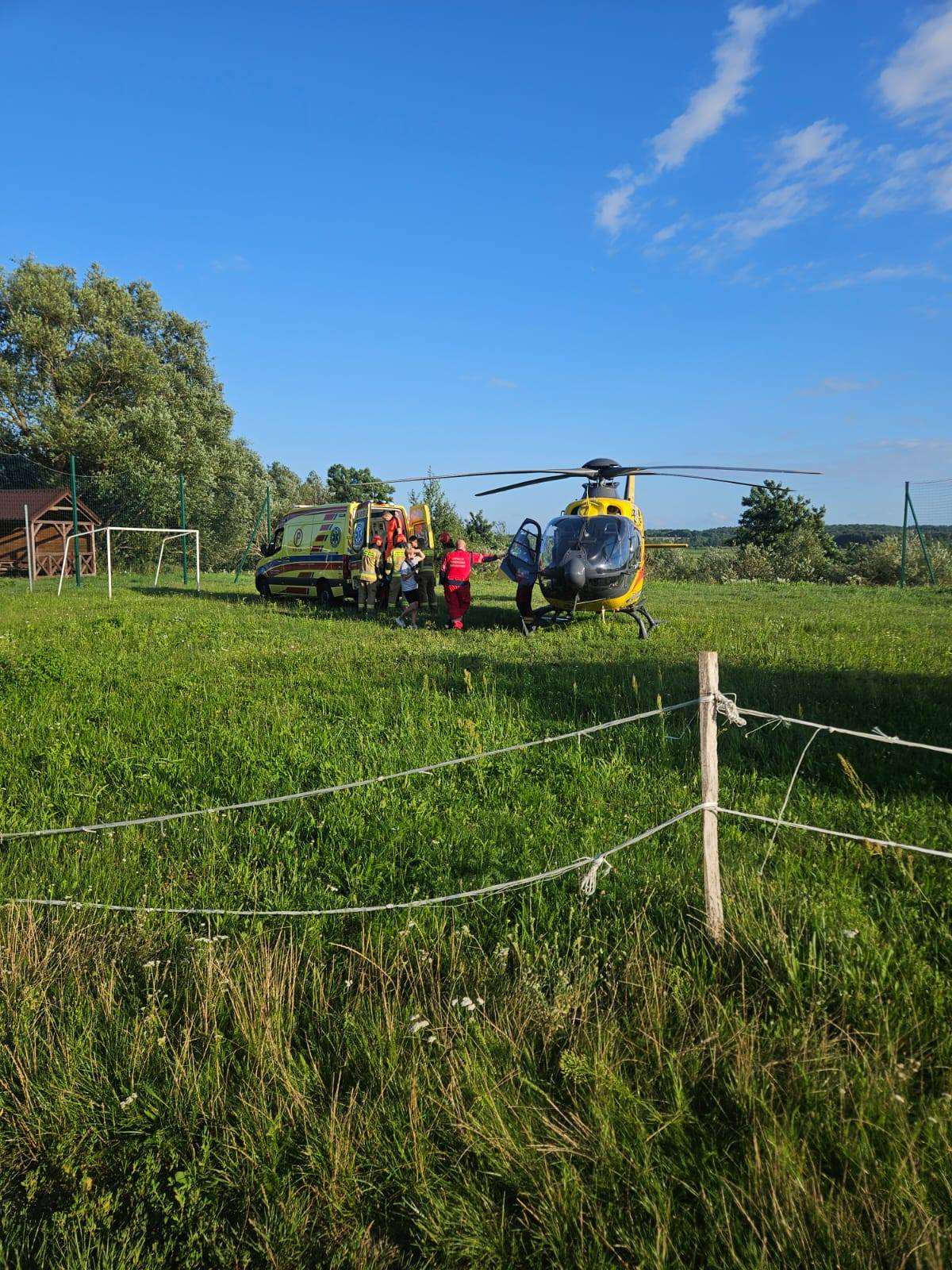 Kierujący jednośladem potracił dwie dziewczynki. Na miejscu lądował śmigłowiec LPR – gm. Braniewo
