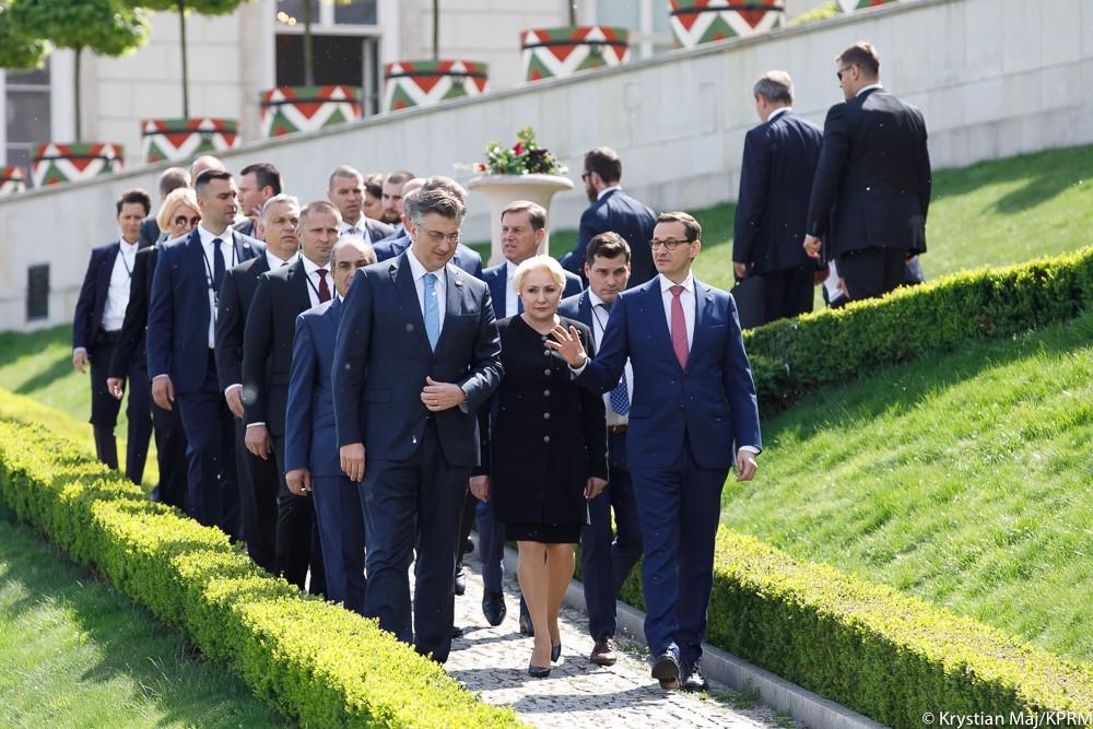 Szefowie państw idą podczas wspólnego spaceru po ogrodach Zamku Królewskiego.
