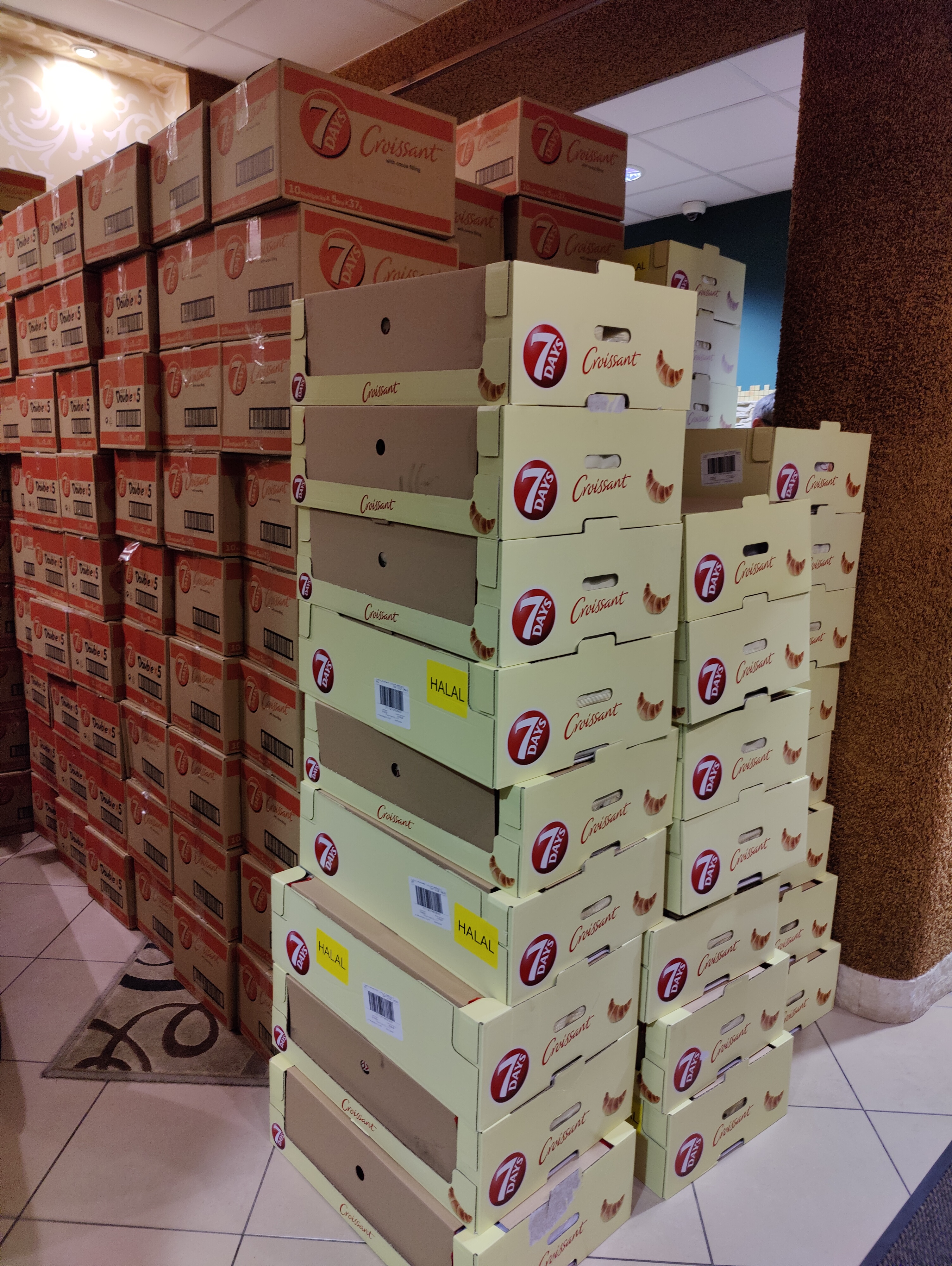 Zdjęcie przekazanych 12 tysięcy rogali 7 Days dla Ukrainy