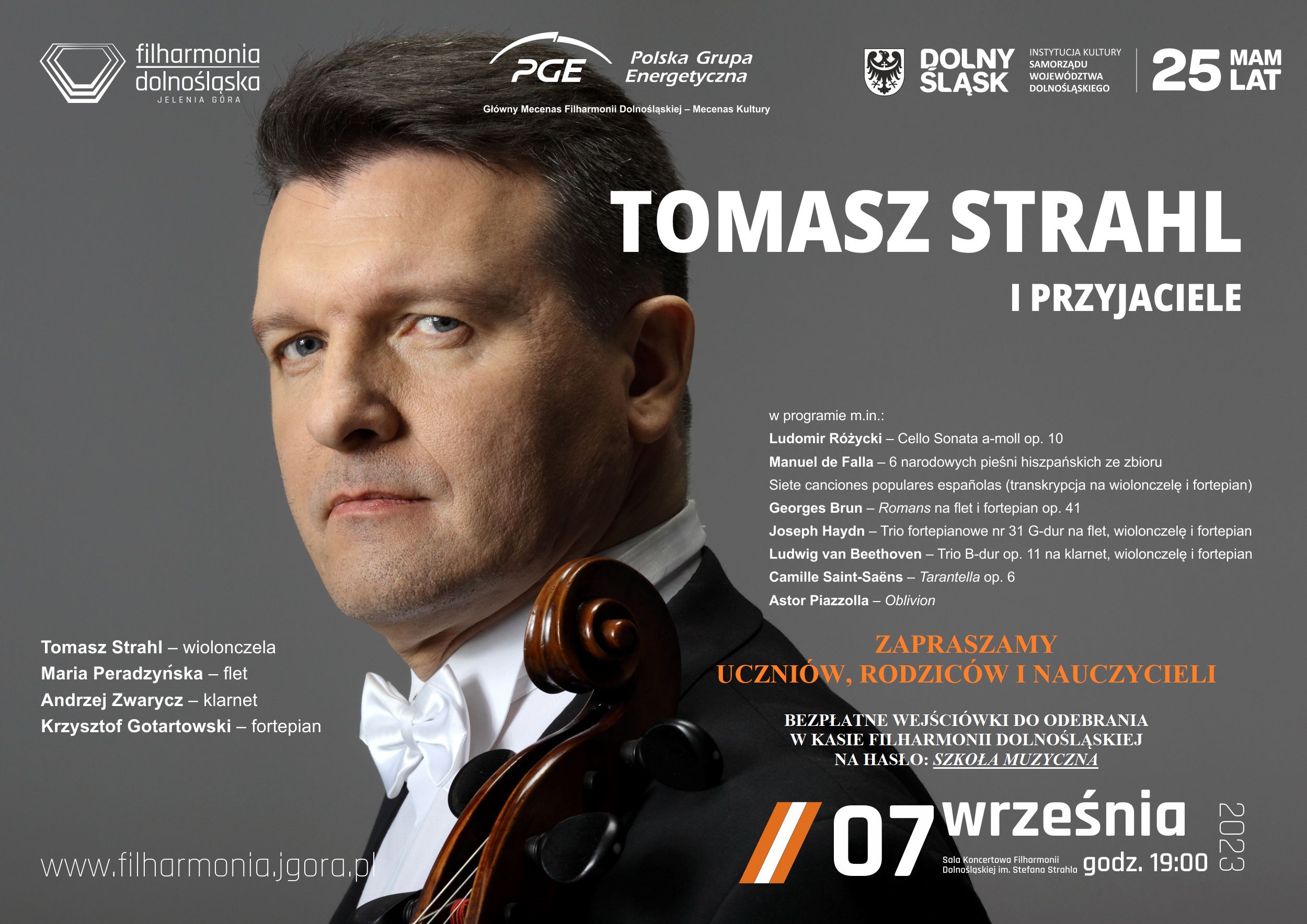 Plakat wydarzenia: Koncert kameralny pod tytułem Tomasz Strahl i przyjaciele. Barwa tła szara . Na plakacie twarz głównego wiolonczelisty: Tomasza Strahla. Napisy: Filharmonia dolnośląska, 7 września 2023 godz. 19.00 Darmowe wejściówki na hasło szkoła muzyczna dla uczniów, rodziców i nauczycieli