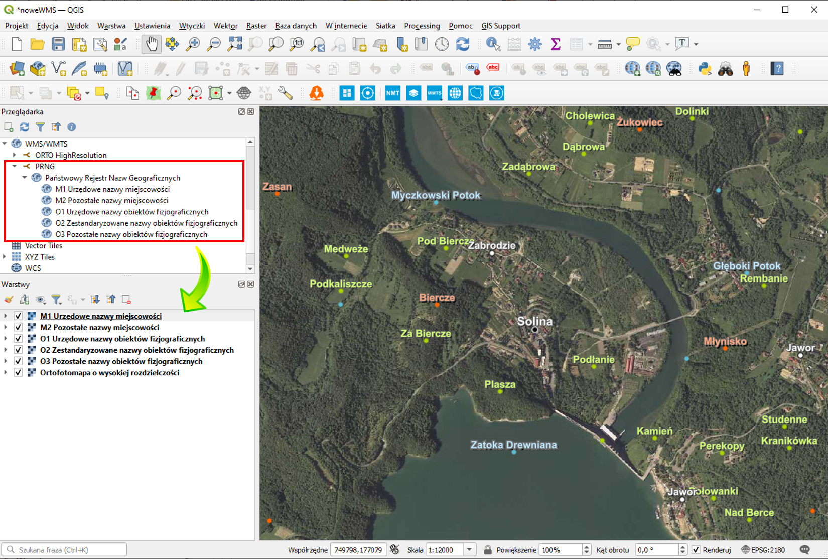Ilustracja przedstawia zrzut ekranu z aplikacji QGIS z fragmentem ortofotomapy oraz nazwami obiektów geograficznych okolic miejscowości Solina w postaci usługi przeglądania WMS. Po lewej stronie ilustracji, znajduje się okno przeglądarki danych (usługa przeglądania WMS danych PRNG zaznaczona czerwonym prostokątem) oraz warstw mapy (wskazane strzałką)