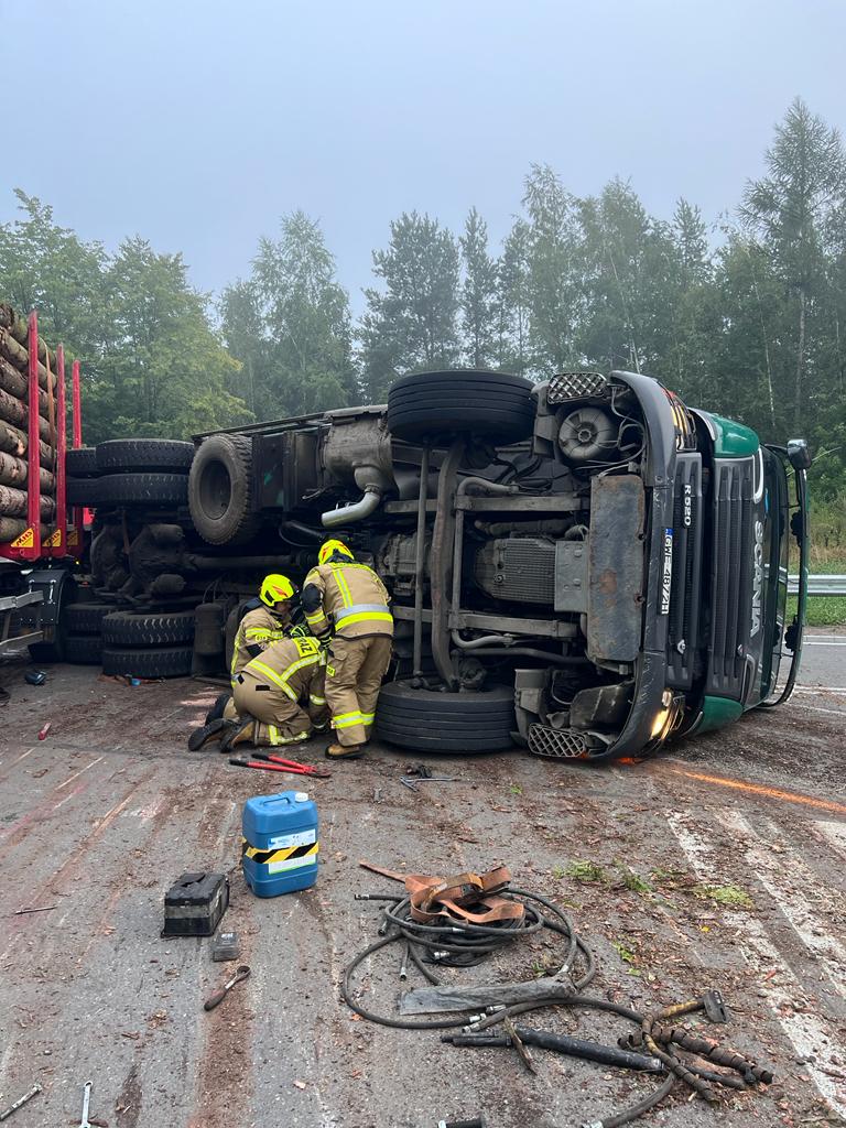 Wypadek pojazdu ciężarowego w Pieniężnie