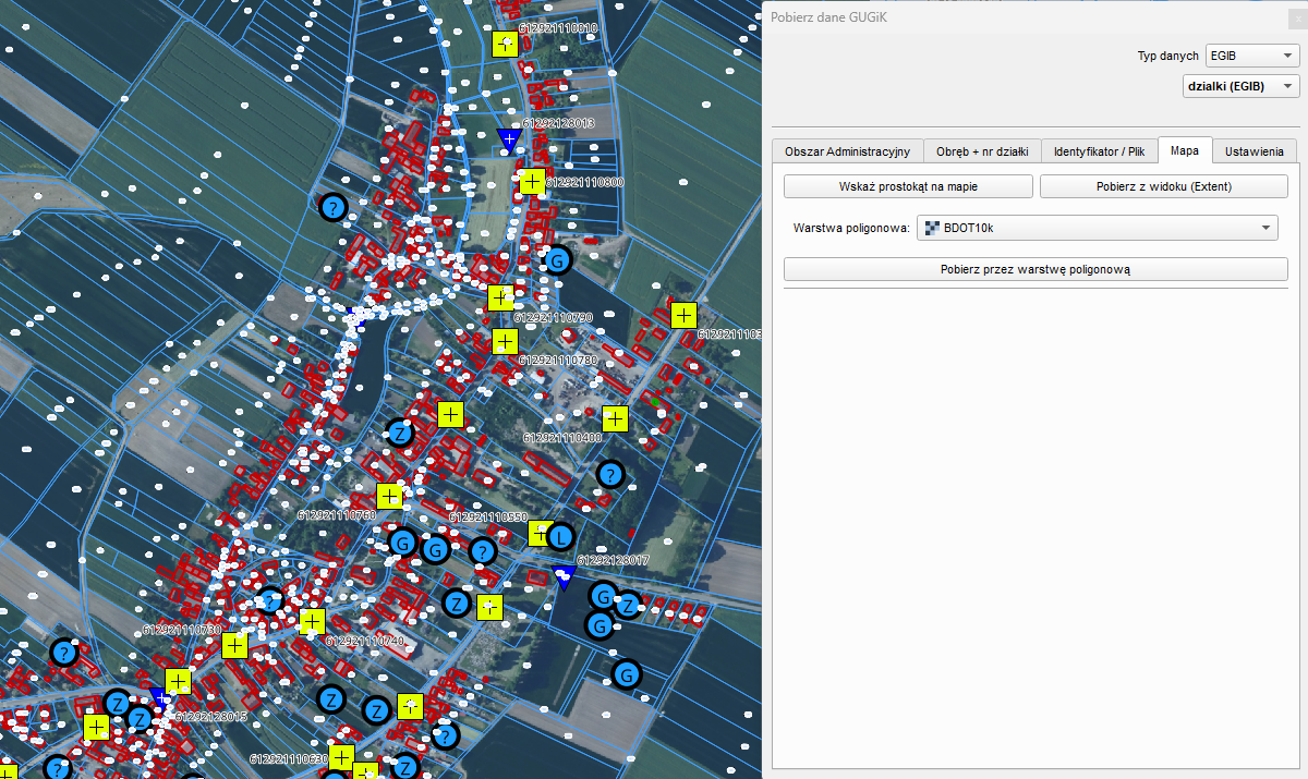 Ilustracja przedstawia zrzut ekranu okna mapowego QGIS z wczytanymi poligonami działek ewidencyjnych, budynków oraz transakcjami pochodzącymi z zasobu RCN, punktami osnowy i ortofotomapą wraz z oknem wtyczki Pobierz dane GUGiK 
