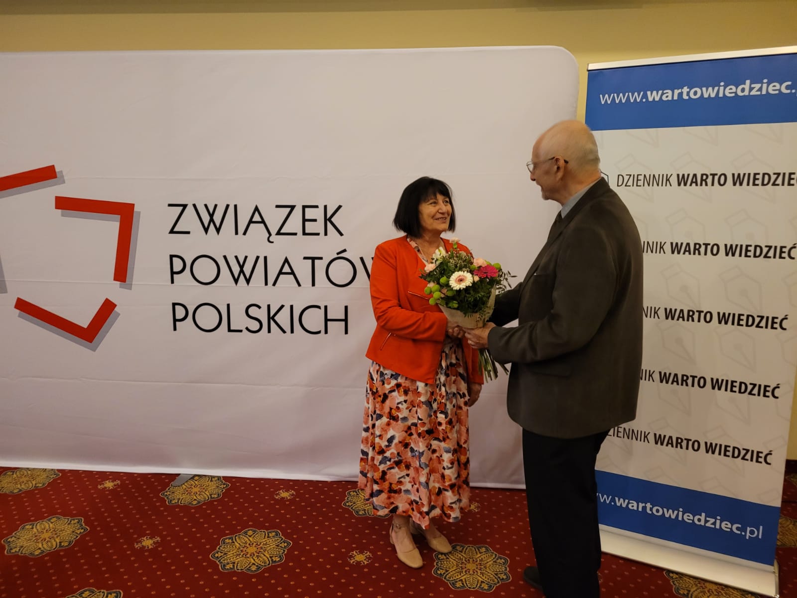 Alicja Kulka, p.o. GGK witana kwiatami podczas XXVIII Zgromadzenia Ogólnego Związku Powiatów Polskich