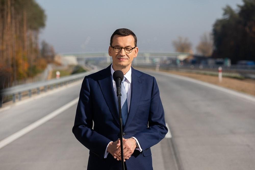 Premier Mateusz Morawiecki podczas konferencji prasowej na tle drogi S8.