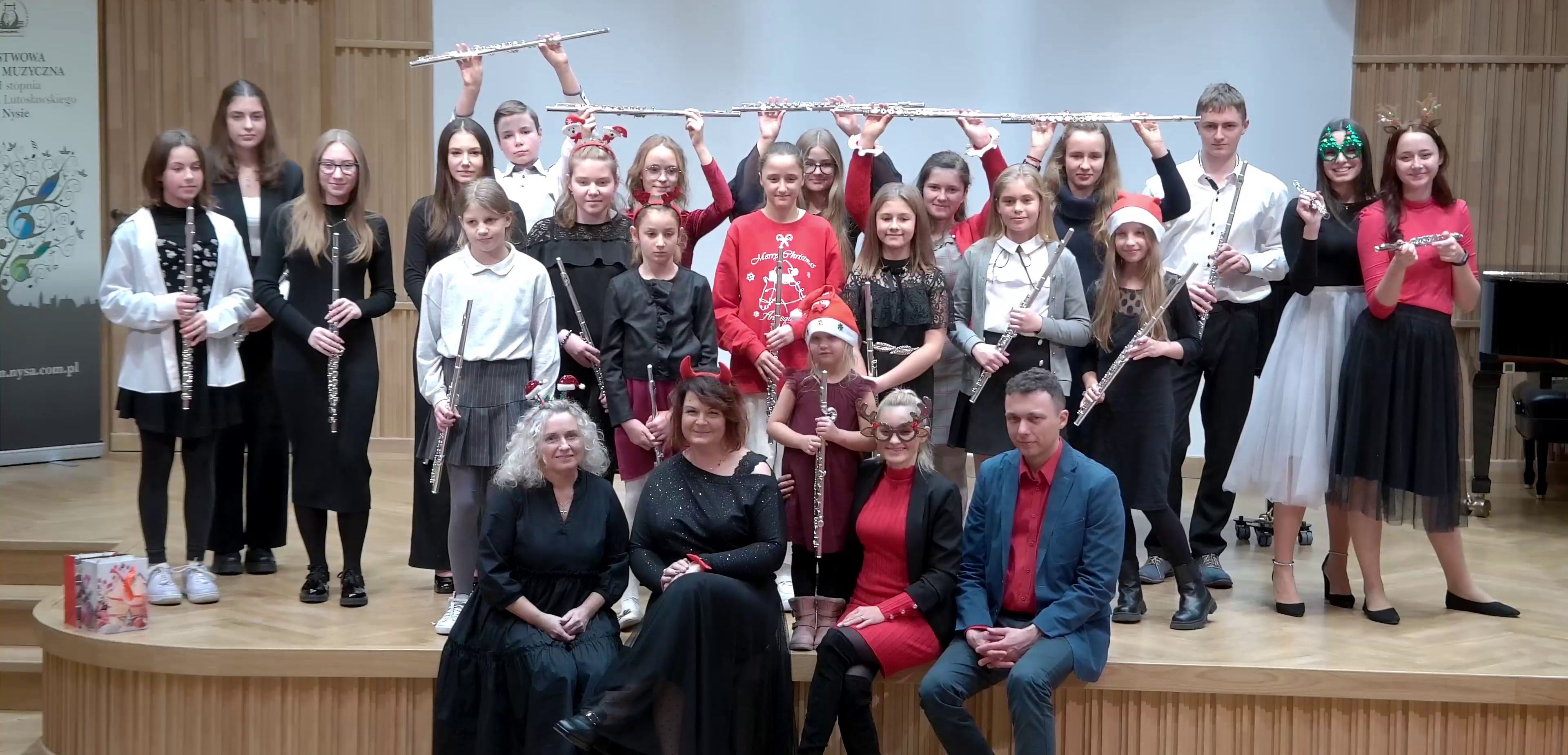 Cykl zdjęć z koncertu uczniów z klas fletu PSM I i II stopnia w Nysie - 9 grudnia 2022 - Sala Koncertowa im. Jerzego Kozarzewskiego.