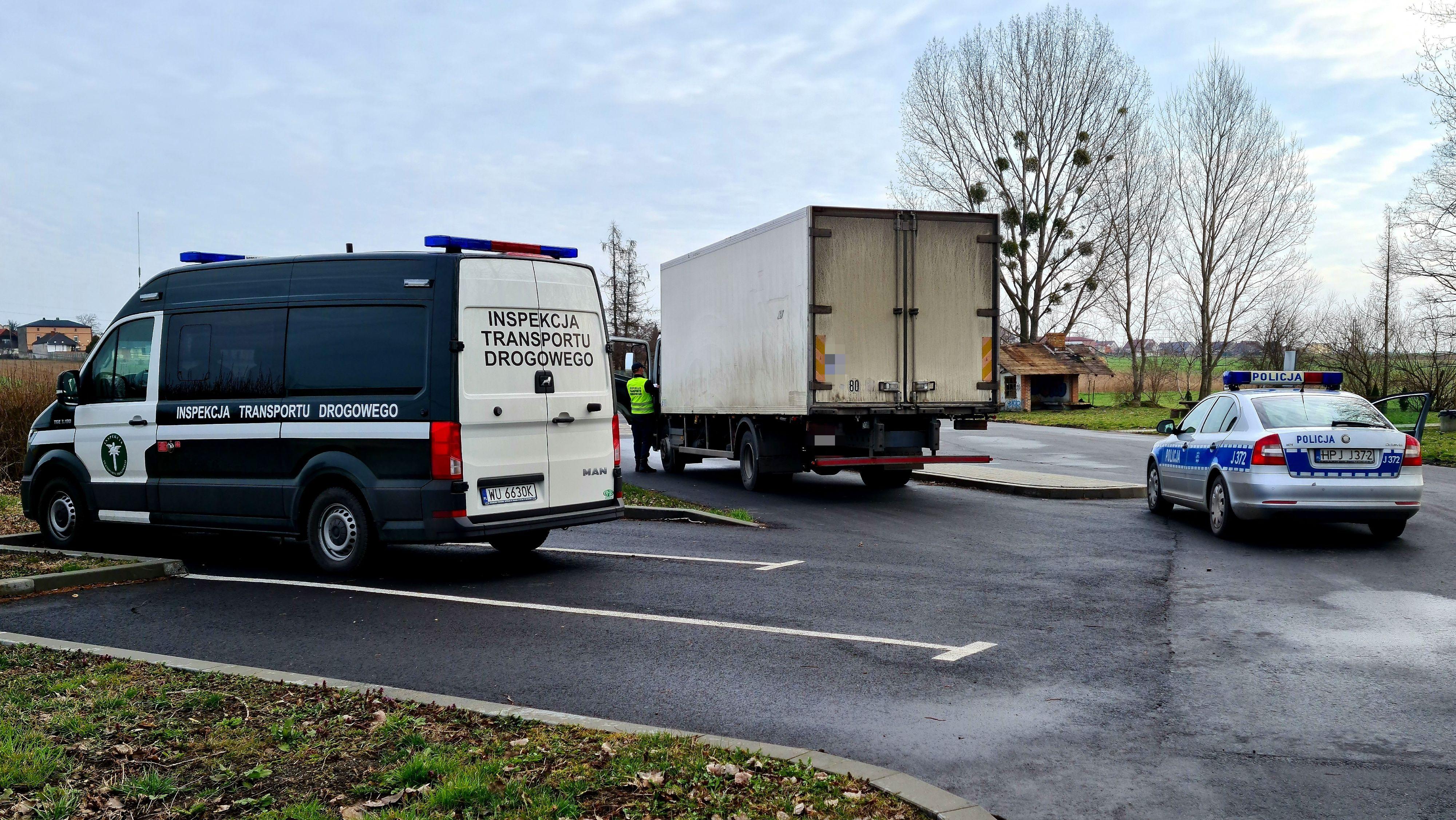 Zatrzymana ciężarówka oraz stojące obok radiowozy ITD i Policji.