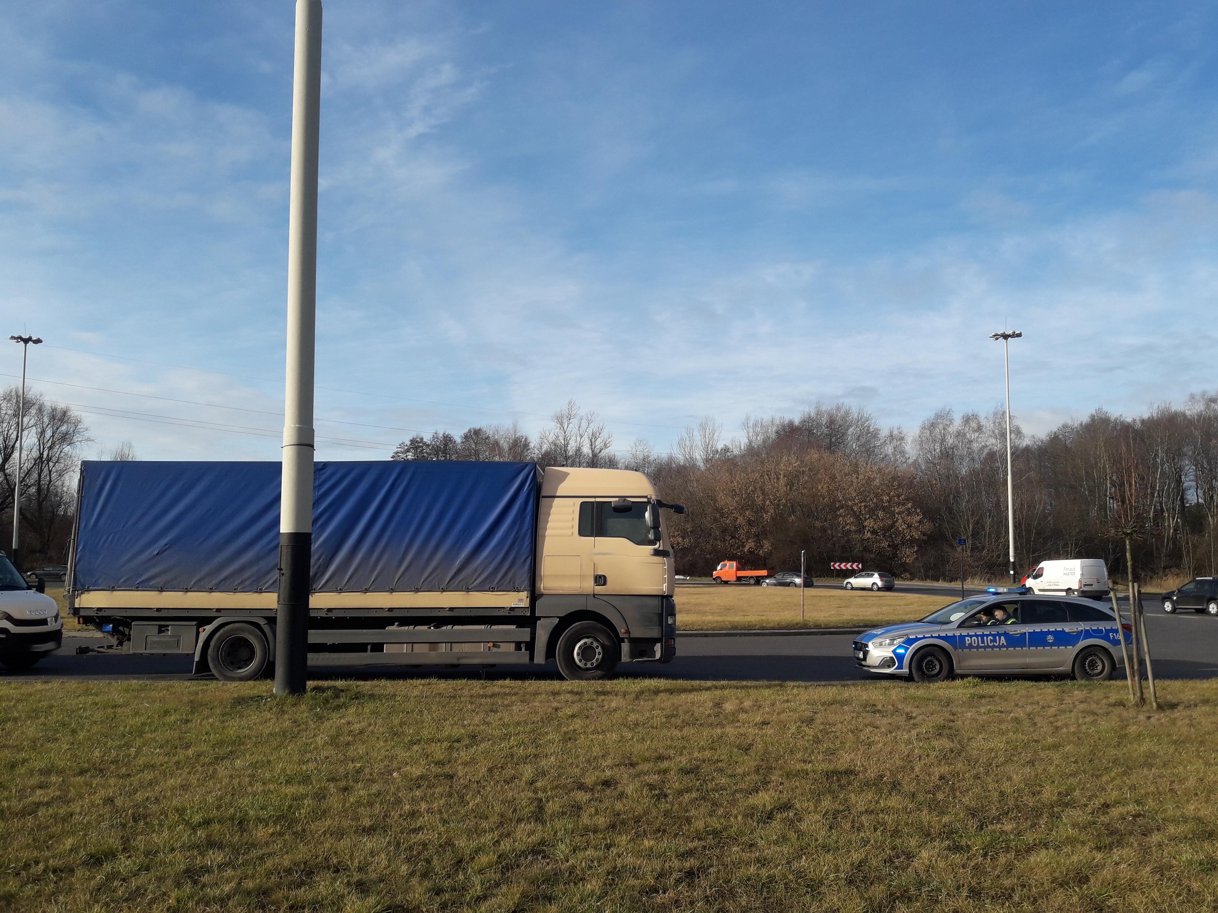 Nietrzeźwy kierujący przekazany policjantom.