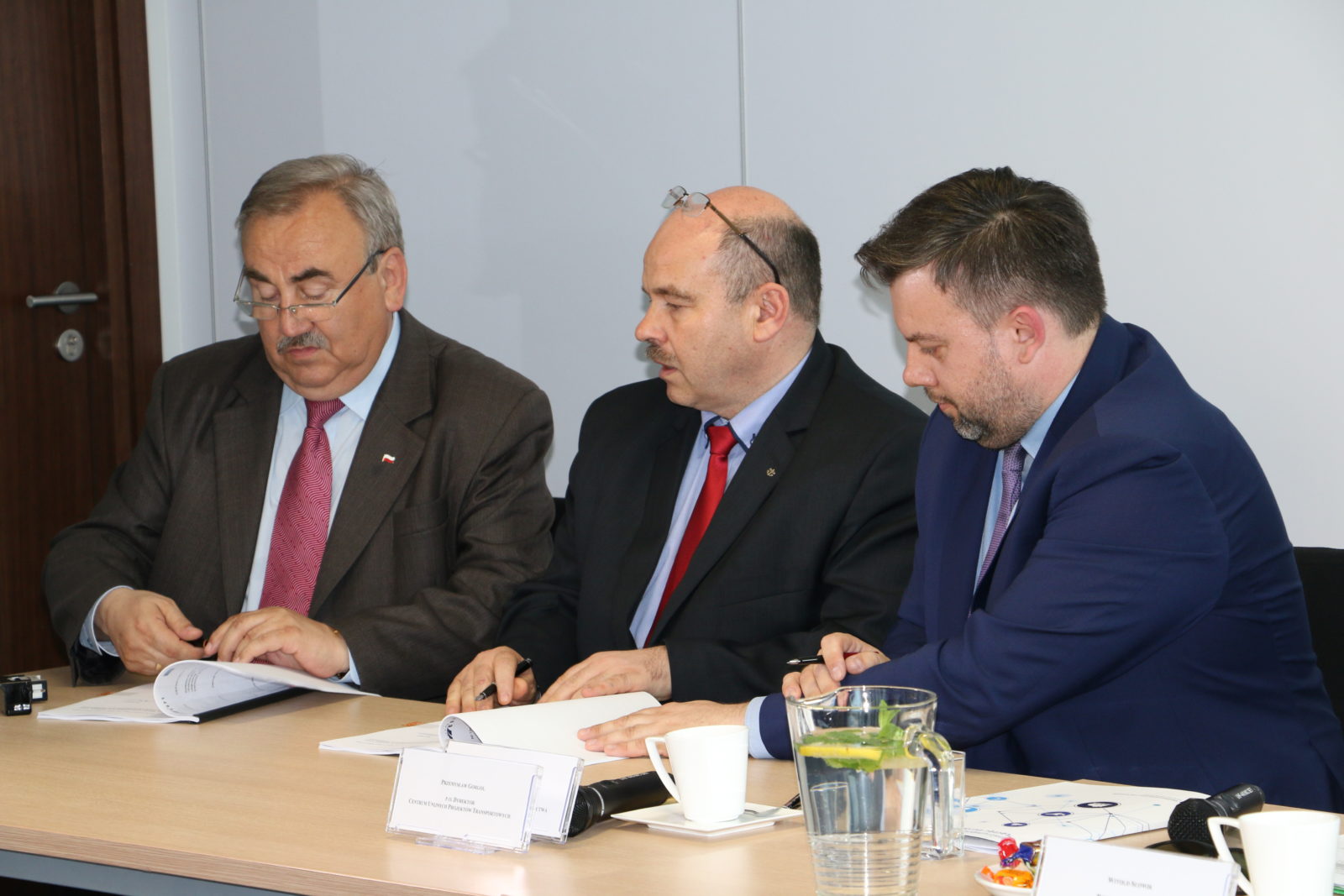 Prezes_Zadzadu_Morskich_Portow_Szczecin_i_Swinoujsciewrodku_podpisuje_umowe_CEF