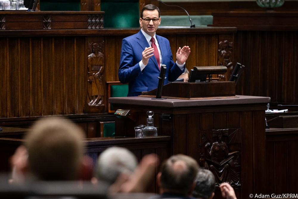 Premier Mateusz Morawiecki przemawia na mównicy.