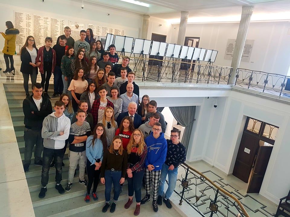 WIZYTA UCZNIÓW Z ZDUŃSKIEJ DĄBROWY W SEJMIE