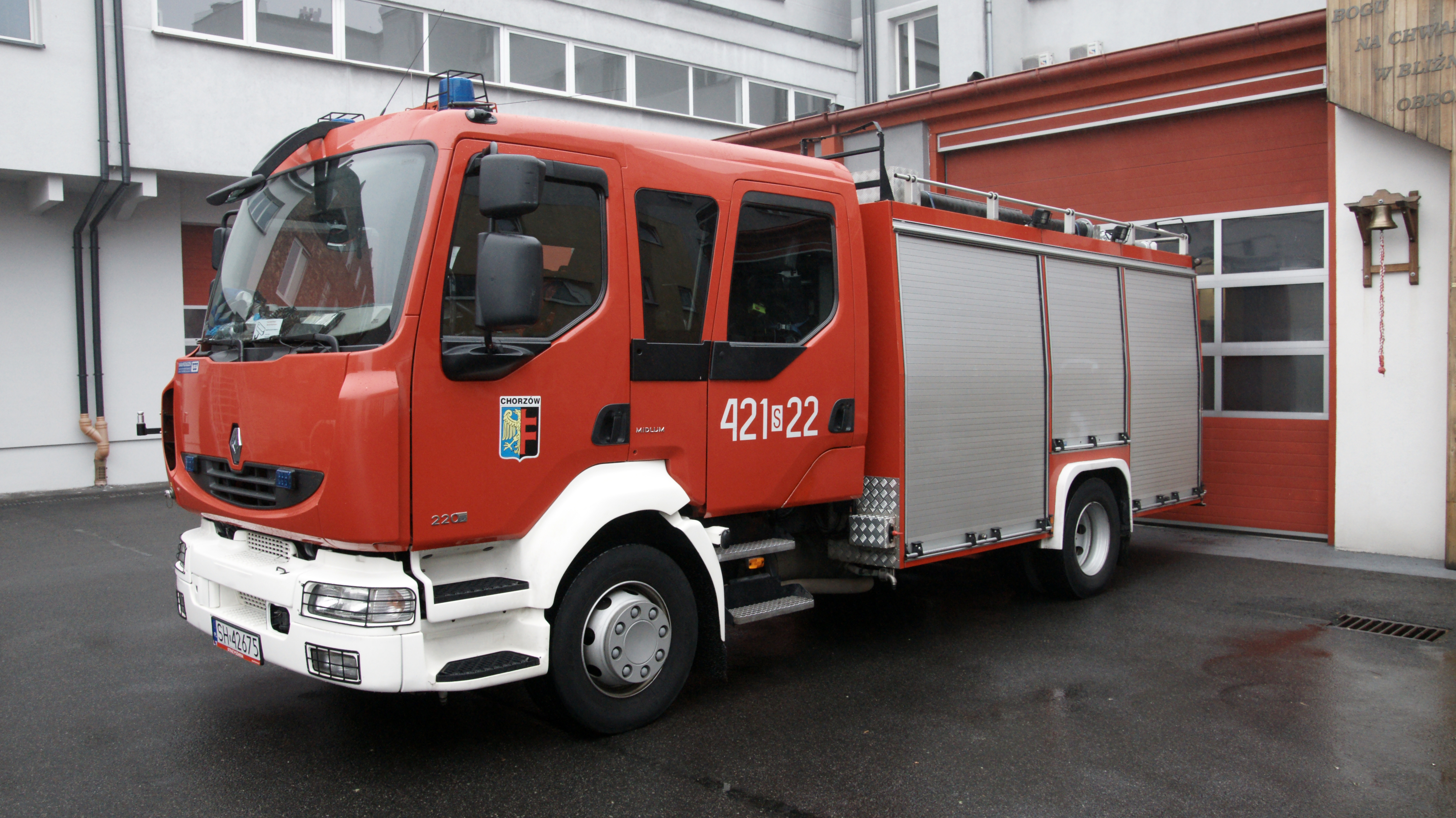 Na fotografii widoczny jest średni samochód ratowniczo-gaśniczy RENAULT GBA 2/16Pr 750 