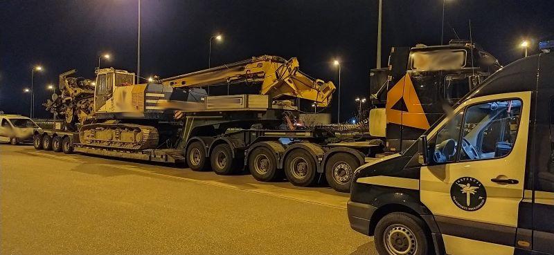 Zatrzymana ciężarówka i radiowóz ITD