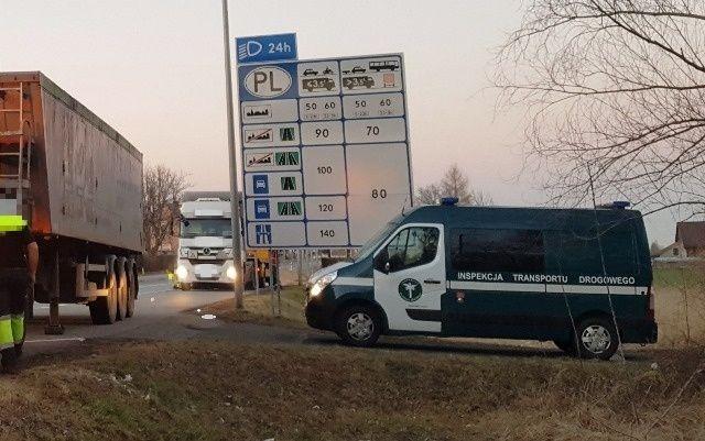 Ciężarówkę przewożącą odpady komunalne bez zezwolenia zatrzymał patrol opolskiej ITD.
