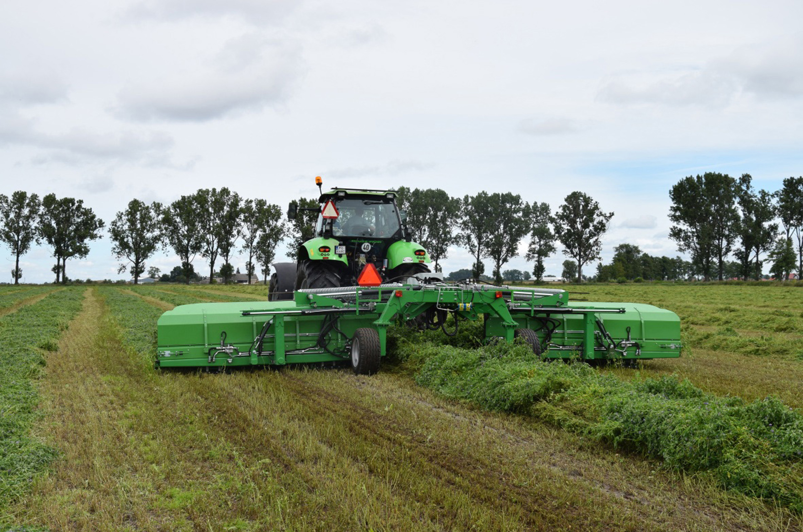 Zgrabiarka podbieraczowo-taśmowa z mechatronicznym systemem sterowania zespołami roboczymi i rejestracją plonu podczas pracy