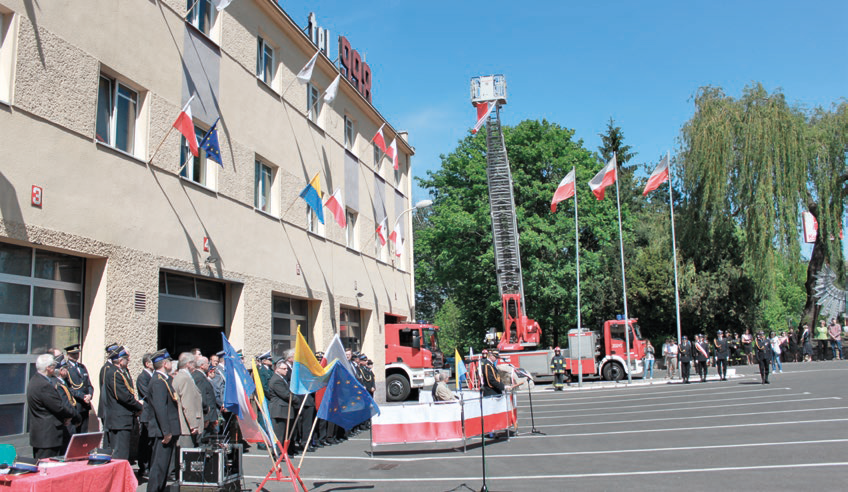 Zdjęcie przedstawia powitanie gości przez Opolskiego Komendanta Wojewódzkiego PSP.