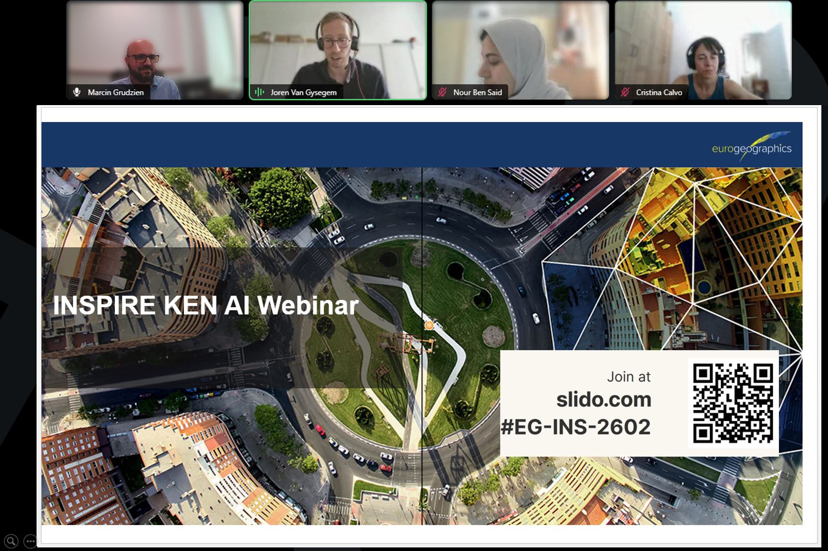 Zrzut ekranu przedstawiający moderatora oraz panelistów webinaru INSPIRE KE o zastosowaniach sztucznej inteligencji w geodezji i kartografii wraz ze slajdem tytułowym