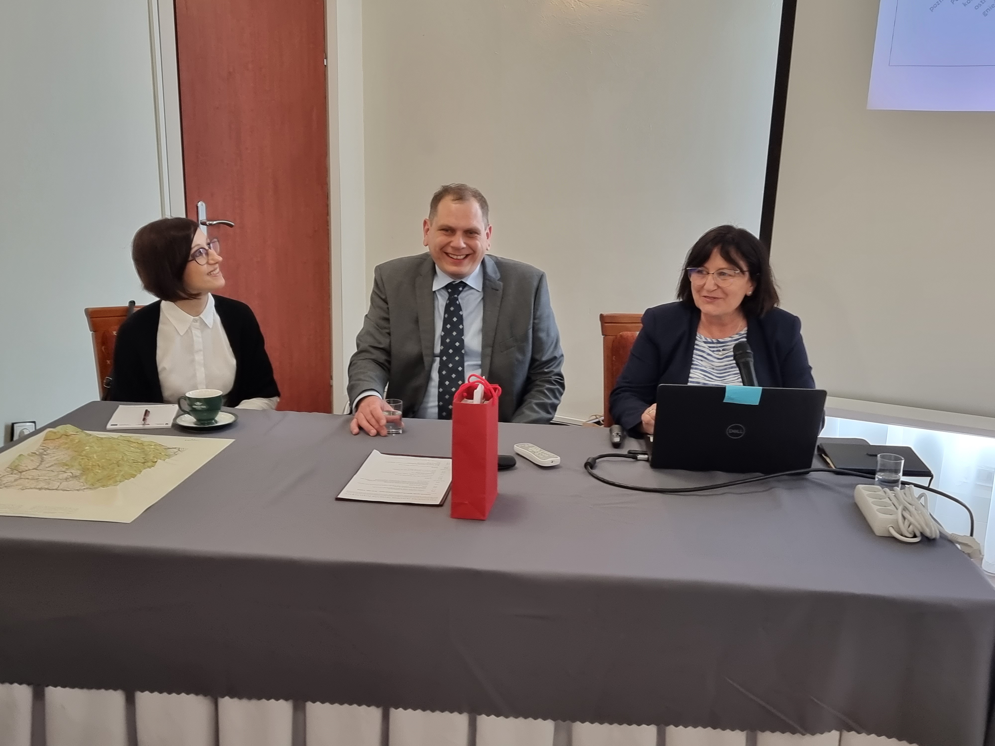 Zdjęcie przedstawia Alicję Kulkę, p.o. GGK podczas prezentacji na spotkaniu