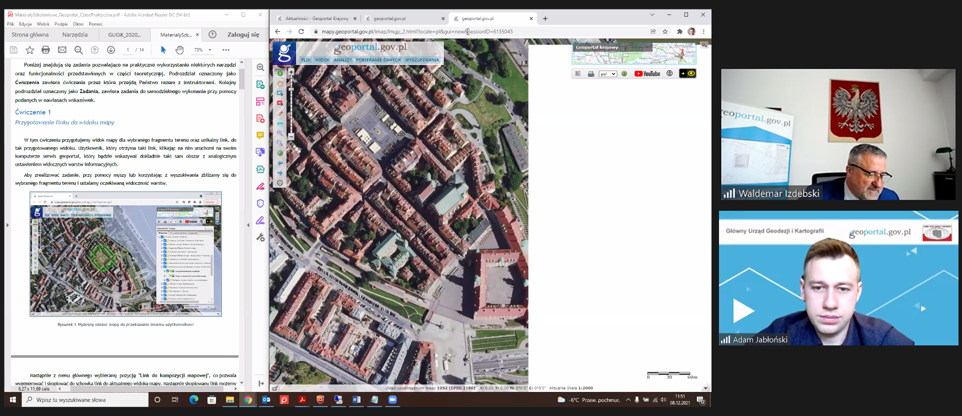 Zrzut ekranu z programu ZOOM przedstawiający Głównego Geodetę Kraju dr hab. inż. Waldemara Izdebskiego i pracownika GUGiK prezentującego zadanie wykorzystujące funkcjonalności Geoportalu.