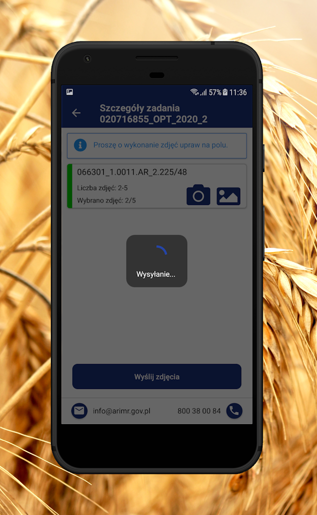 Ekran smartfona z widocznym procesem wysyłania zdjęć w aplikacji Mobilna ARiMR
