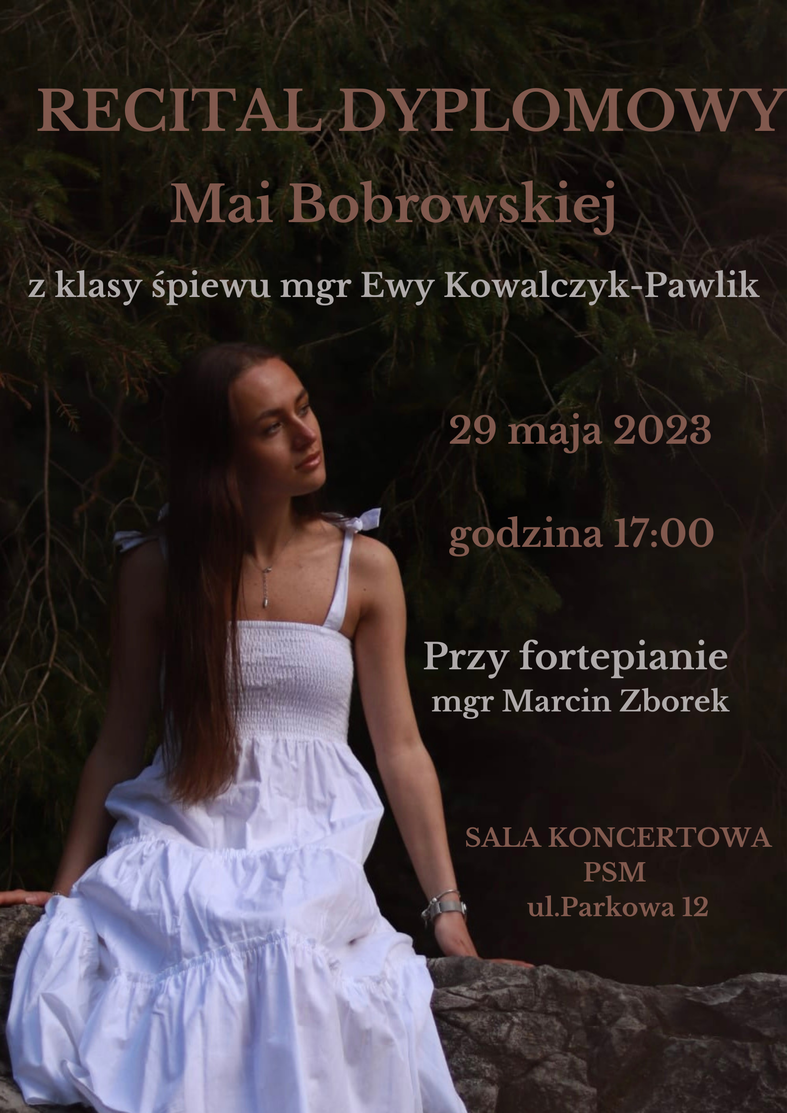 Plakat to zdjęcie uczennicy śpiewającej recital dyplomowy siedzącej na skałach a za nią konary drzew. W górnej części plakatu pełna nazwa wydarzenia oraz dane uczennicy oraz nauczycielki, poniżej po prawej stronie data i godzina recitalu. Następnie dane akompaniatora. Na samym dole miejsce i adres recitalu.