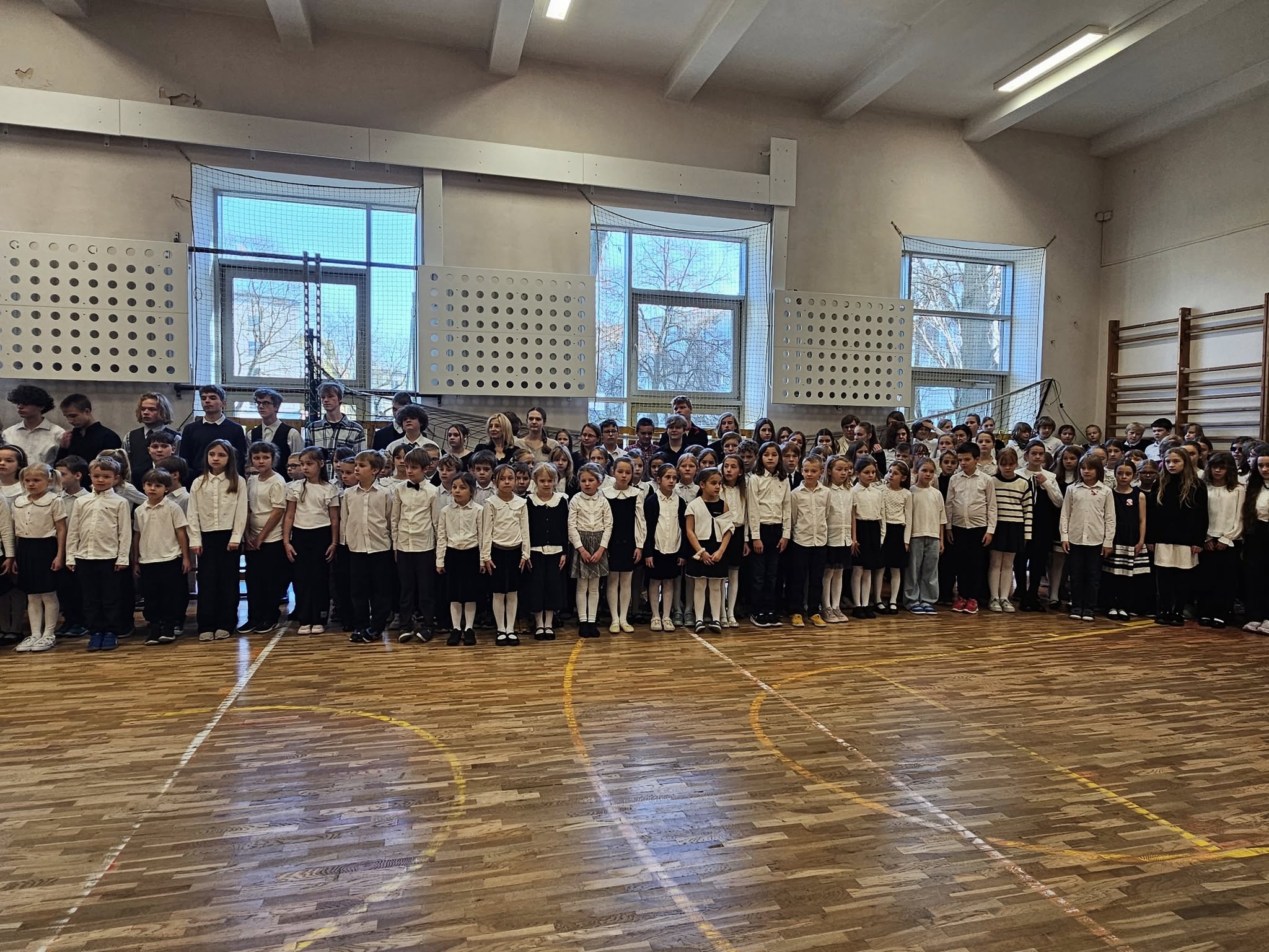 Uroczystość na sali gimnastycznej z okazji 107 rocznicy odzyskania Niepodległości Polski