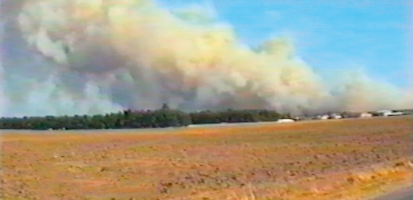 Zdjęcie przedstawia pierwszy dzień z pożaru w Kuźni Raciborskiej.