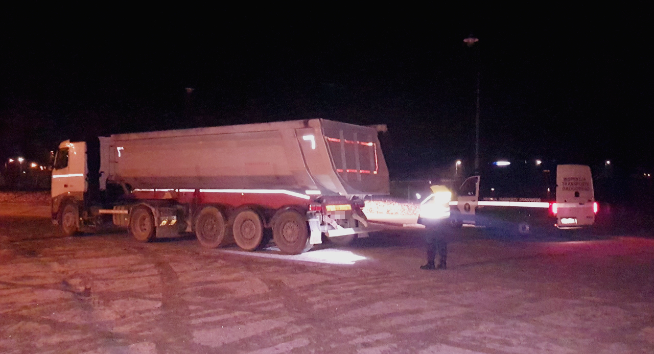 Nocna kontrola dokonywana przez inspektorów z Wojewódzkiego Inspektoratu Transportu Drogowego w Białymstoku
