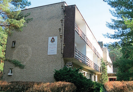 Zdjęcie przedstawia Ośrodek w Turawie w scenerii letniej.