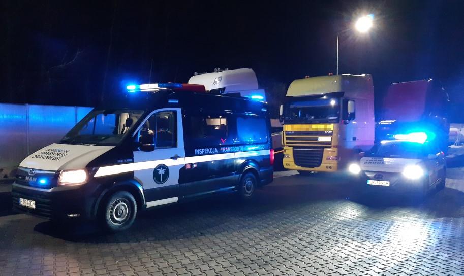 Radiowozy ITD i kontrolowana ciężarówka.