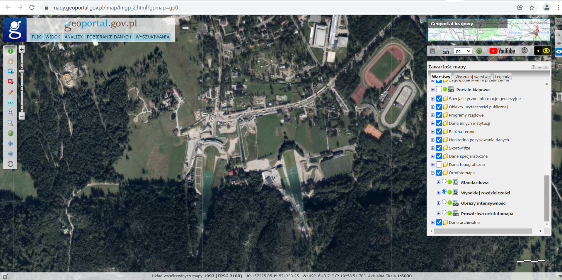 Ilustracja przedstawia zrzut ekranu z serwisu www.geoportal.gov.pl przedstawiający miasto Zakopane w usłudze Ortofotomapa Wysokiej Rozdzielczości
