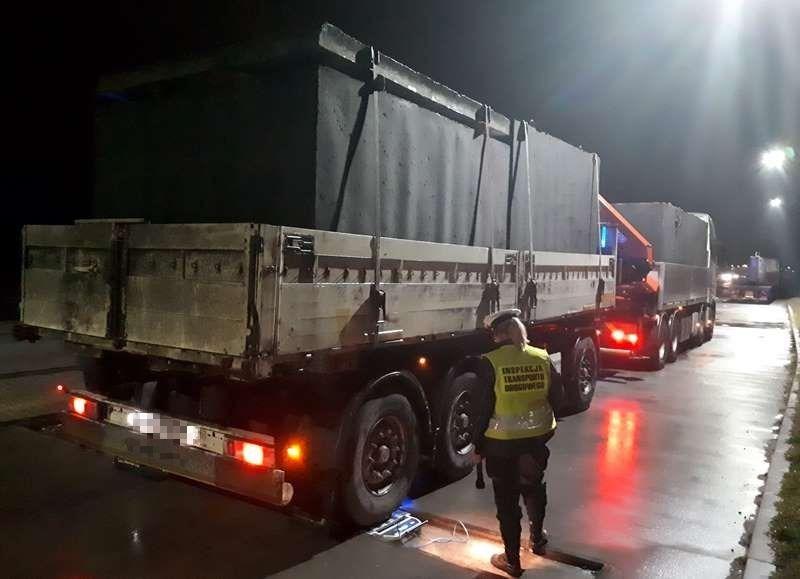 Blisko 59 ton ważyła ciężarówka z przyczepą przewożąca betonowe szamba. Pojazd nienormatywny poruszał się po drogach bez wymaganego zezwolenia. 